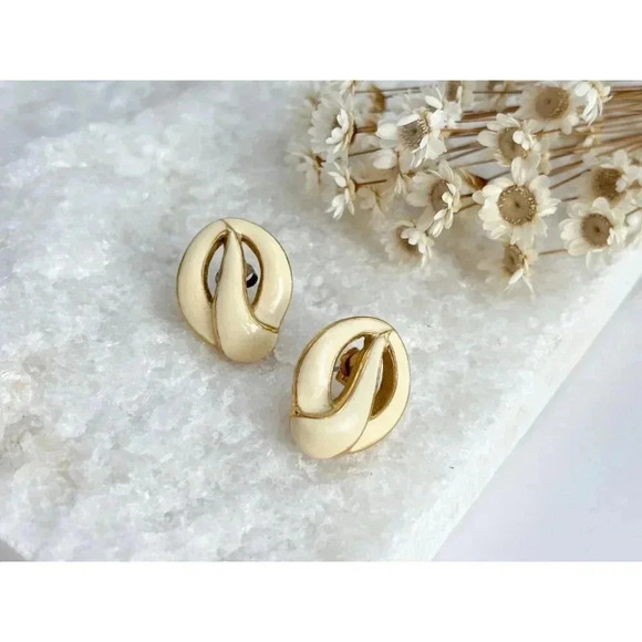 Monet Signed Gold Toned Cream Enamel Beautiful Vintage Clip On Earrings - Picture 2 of 6